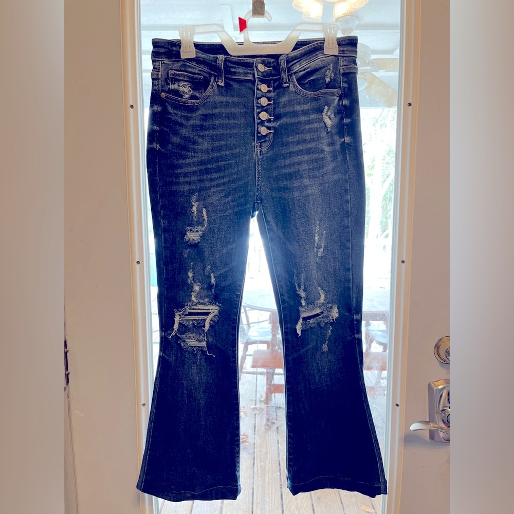 Petite Super Strechy Destroyed Jeans. Judy Blue
